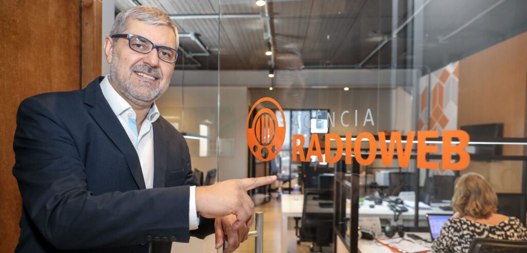 O diretor-geral Paulo Gilvane Borges aponta para a porta da sede de Porto Alegre.