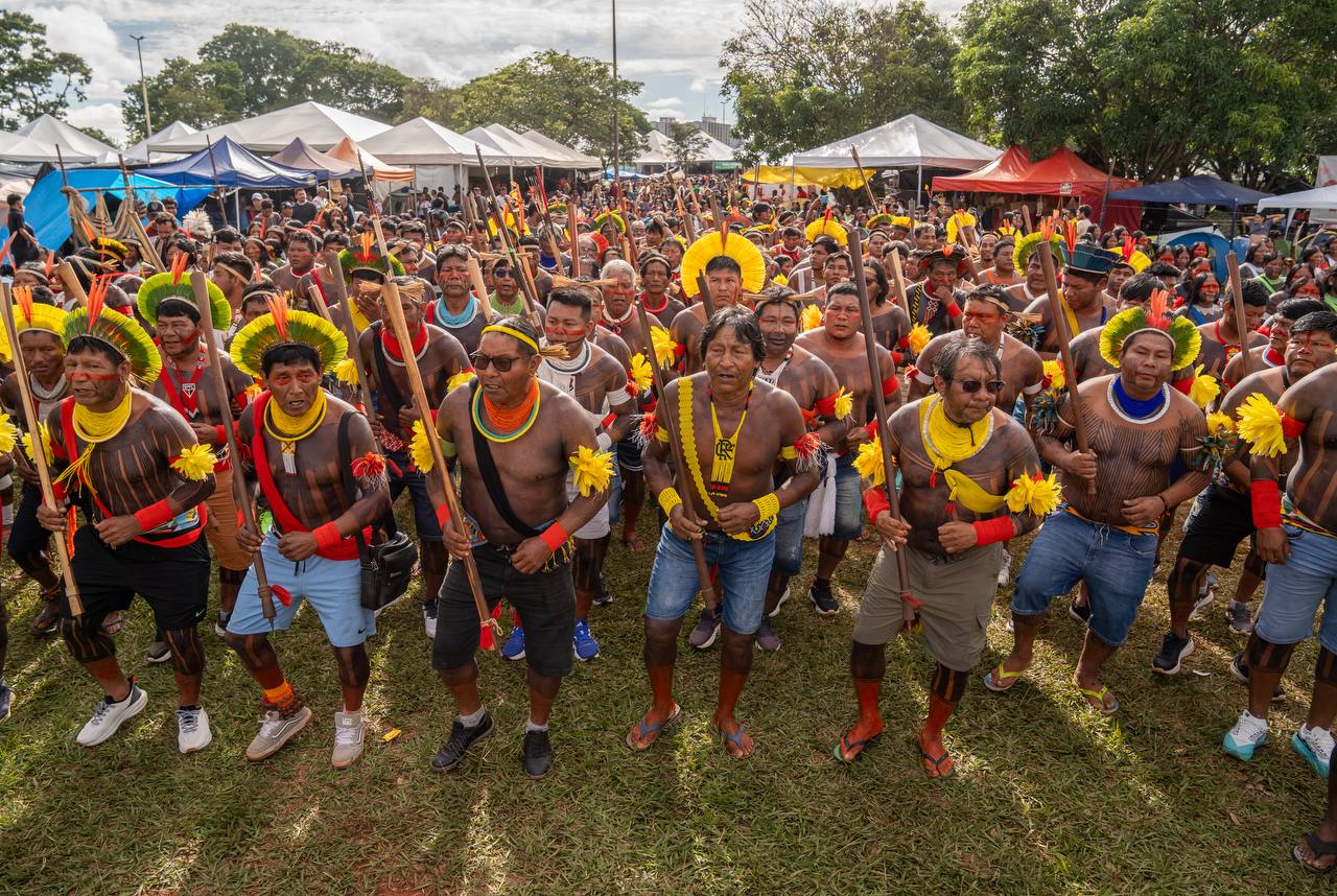 Indígenas participando do Acampamento Terra Livre 2026, em Brasília