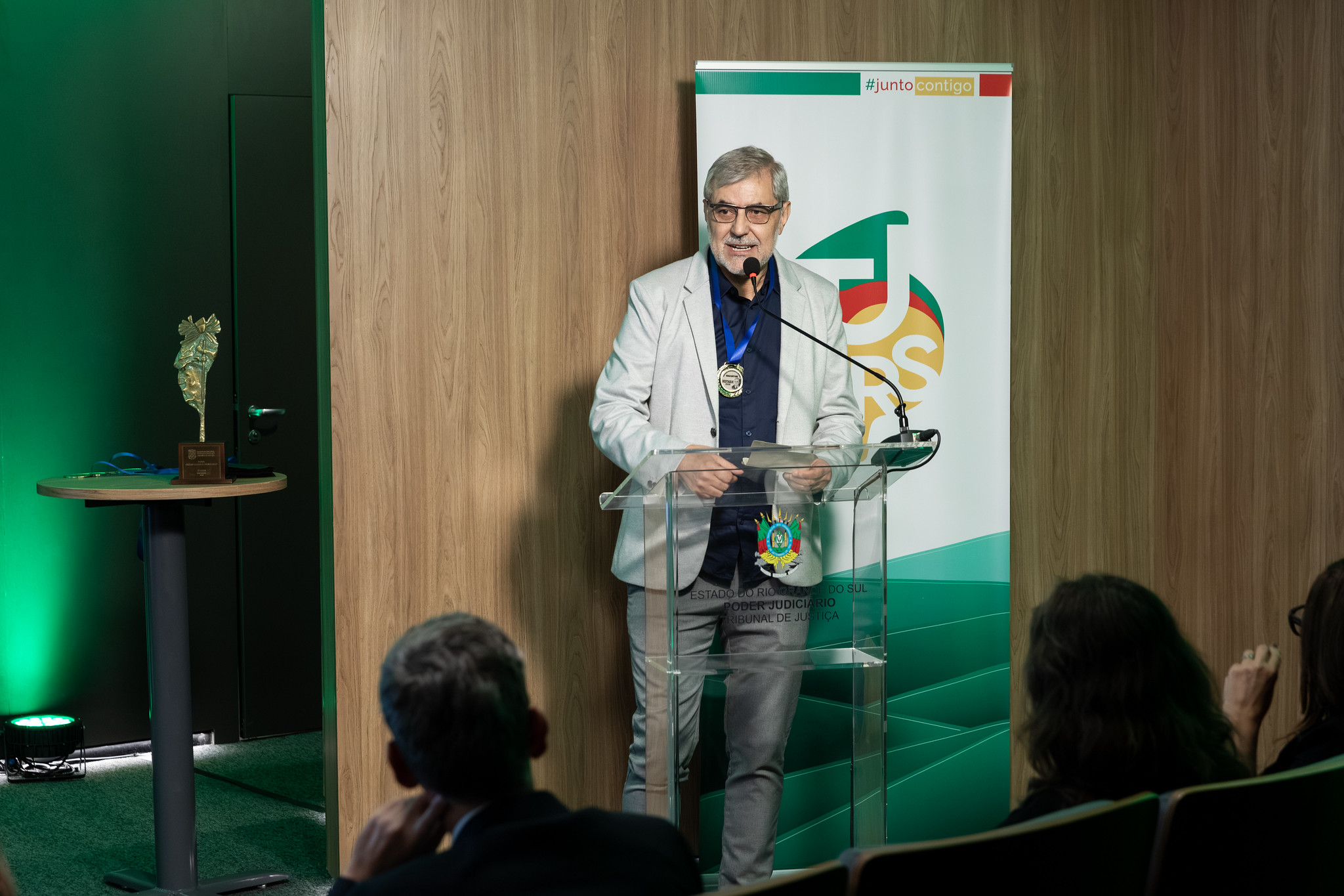 Diretor-geral Paulo Gilvane Borges, no palco, agradecendo a medalha Alberto André, concedida pela ARI