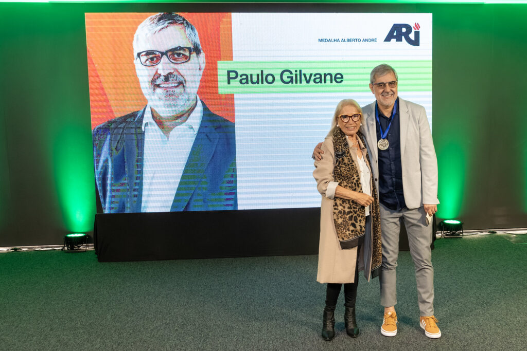 Paulo Gilvane ao lado de Vera Magalhães, diretora da ARI