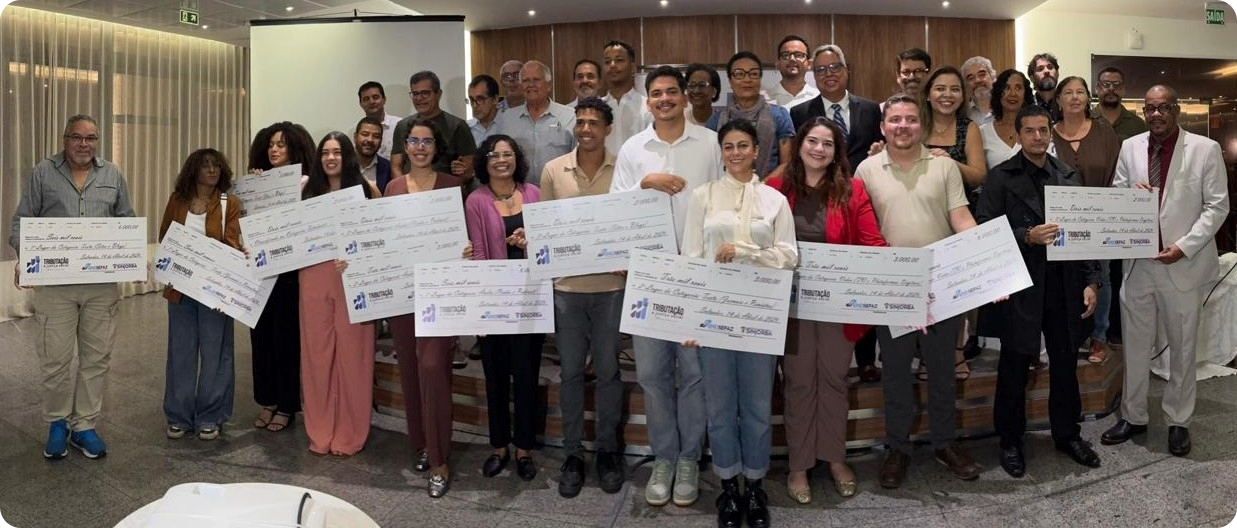 Repórter Aline Costa com os demais vencedores do Prêmio Tributação e Justiça Social