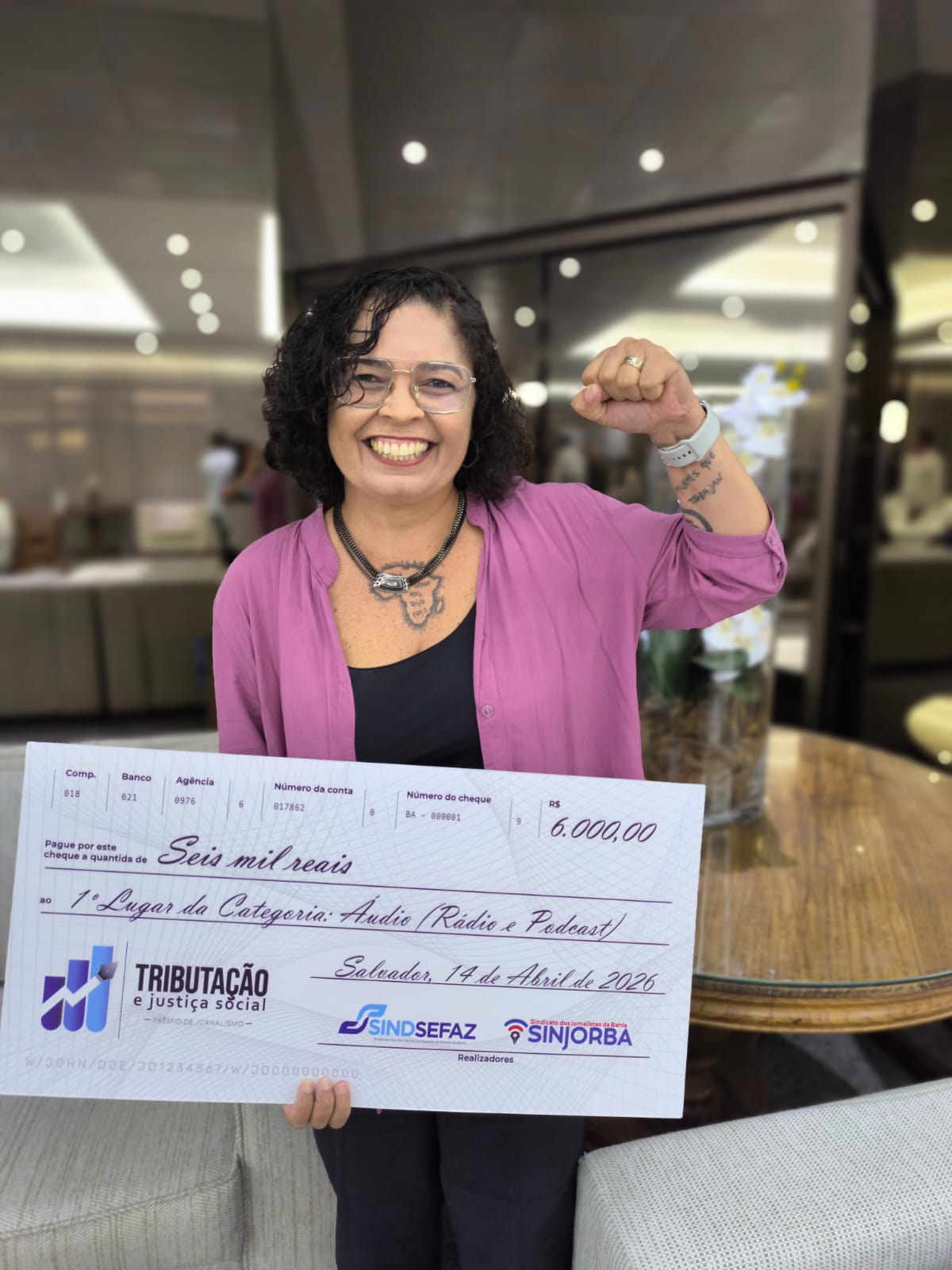 A repórter Aline Costa celebra o primeiro lugar do Prêmio de Jornalismo Tributação e Justiça Social 2026