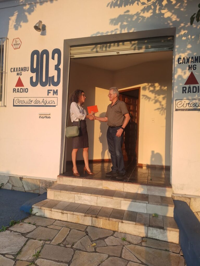 Em Caxambu, Dani conversa com Beto da Rádio Circuito das Águas