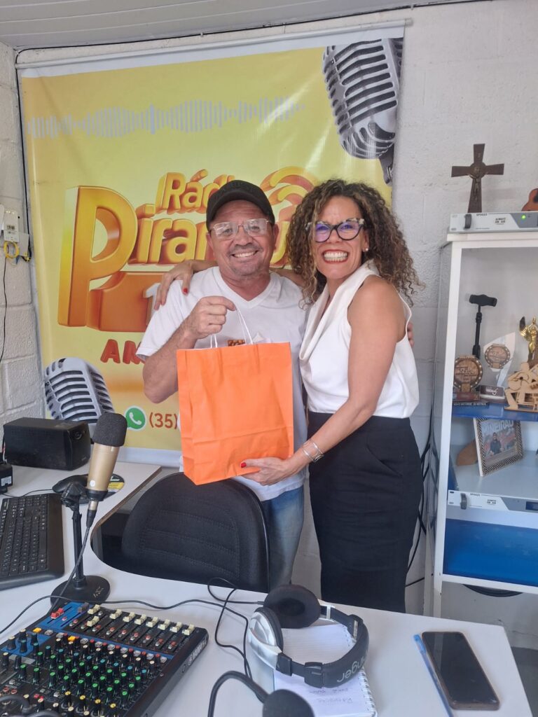 Daniela Madeira entrega brinde para Ronaldo, da Rádio Piranguinho FM