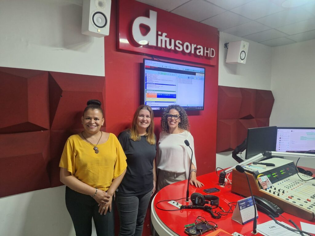 Carla, da Rádio Difusora HD, receberam Rita e Dani 
