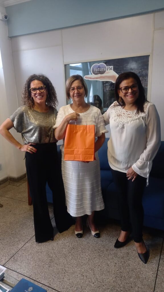 Nilda, da Rádio Futura FM, recebe presente de Dani e Rita
