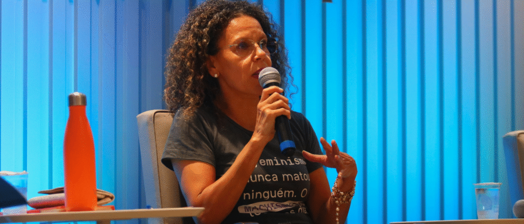 Daniela Madeira, do Grupo Radioweb, em aula aberta promovida pela Famecos (PUCRS) no Dia do Jornalista