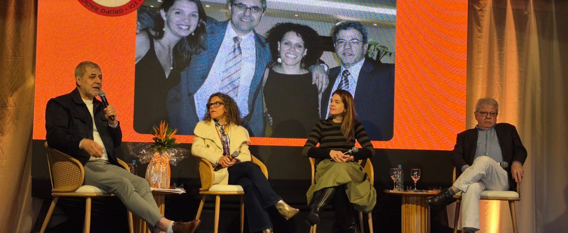 Paulo Gilvane emociona-se ao lado dos amigos e diretores, Daniela  Caroline e Geanoni