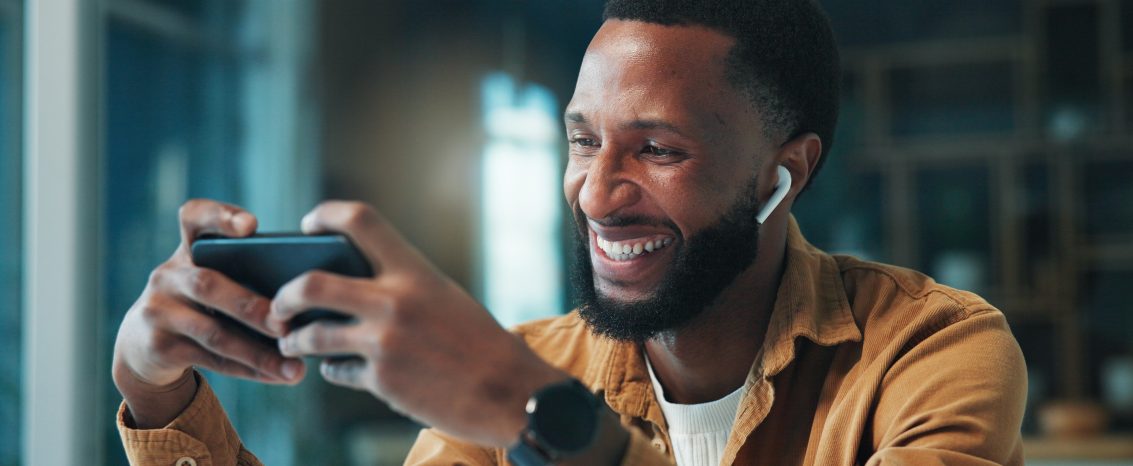 Homem negro escutando notícias pelo celular
