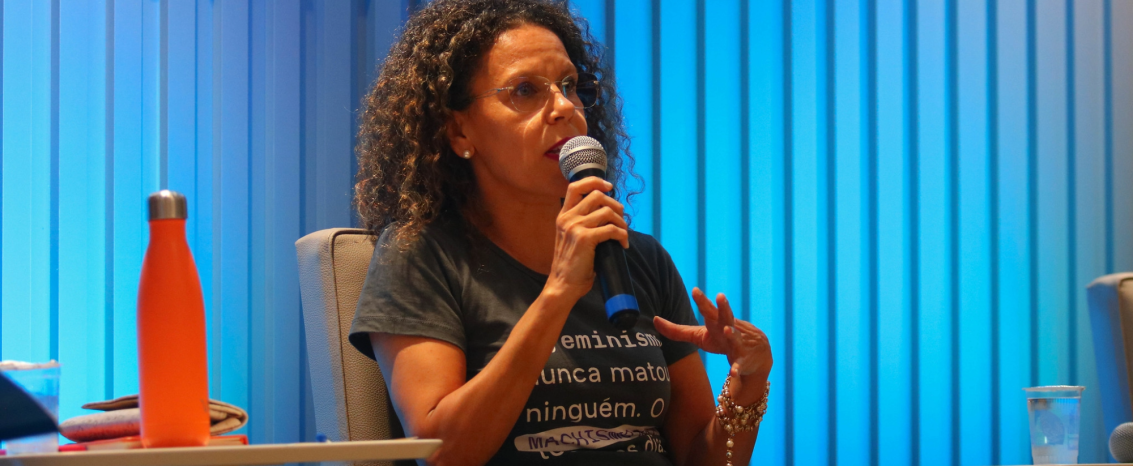 Daniela Madeira, do Grupo Radioweb, em aula aberta promovida pela Famecos (PUCRS) no Dia do Jornalista