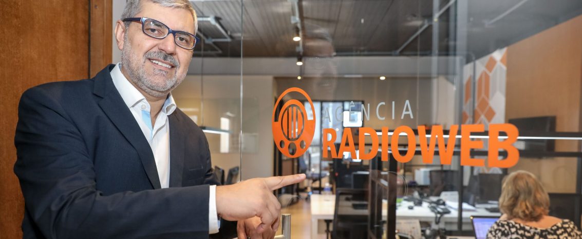 O diretor-geral Paulo Gilvane Borges aponta para a porta da sede de Porto Alegre.