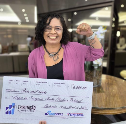 A repórter Aline Costa celebra o primeiro lugar do Prêmio de Jornalismo Tributação e Justiça Social 2026